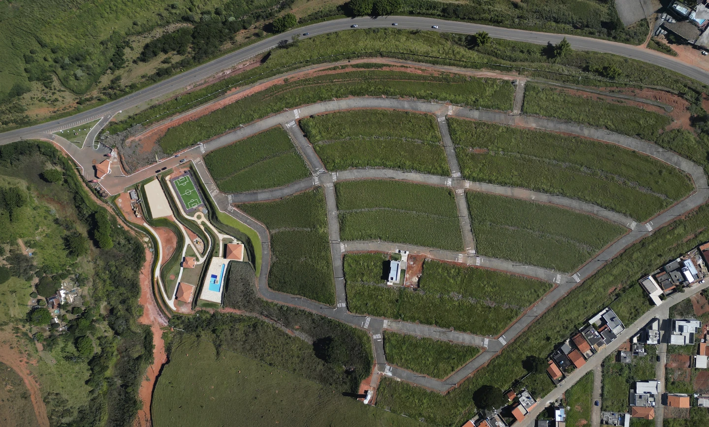 Vista aérea do Residencial Ville Bourbon com destaque para os lotes, áreas verdes e estrutura do condomínio