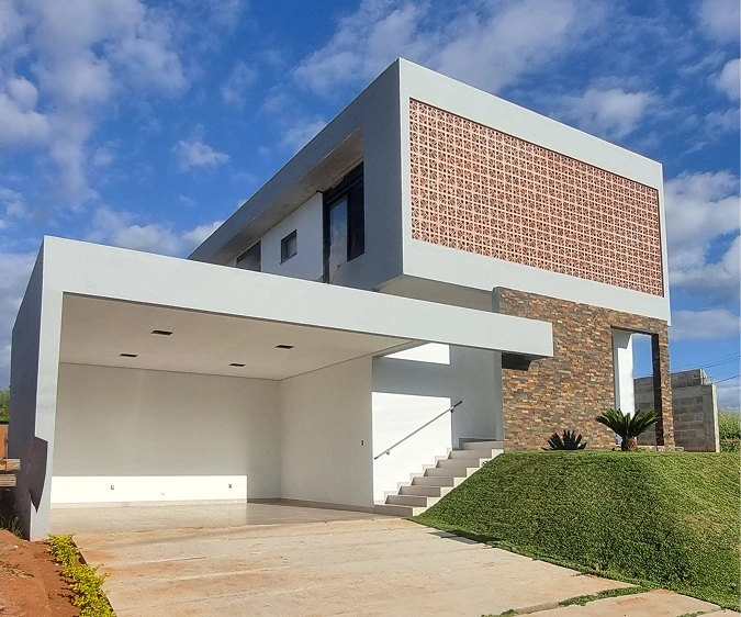 Casa modelo do Residencial Ville Bourbon com fachada moderna e acabamento de alto padrão