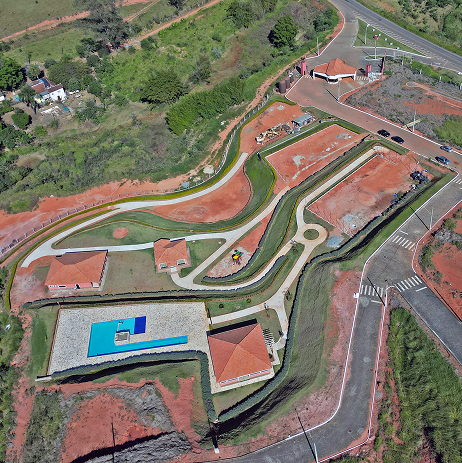Imagem aérea por drone da área de convivência do Ville Bourbon Residencial com espaços de lazer integrados à natureza