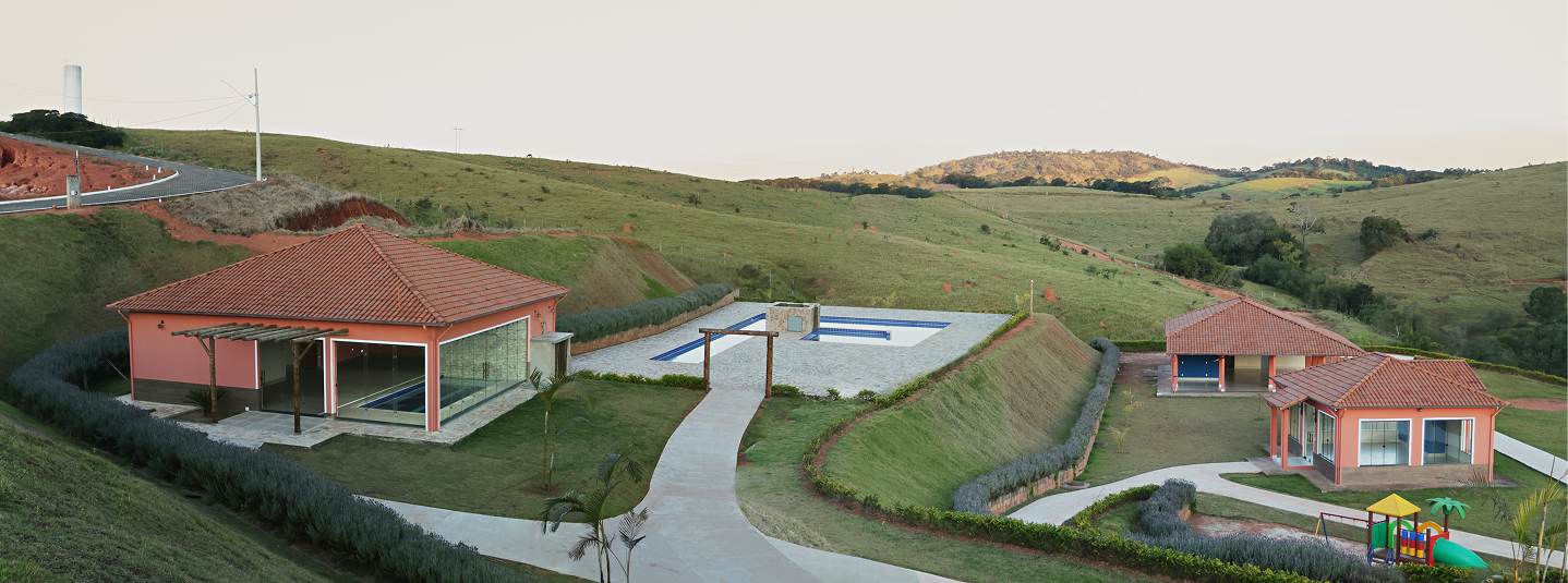 Vista panorâmica das áreas de lazer do Ville Bourbon Residencial, com destaque para piscina e paisagismo
