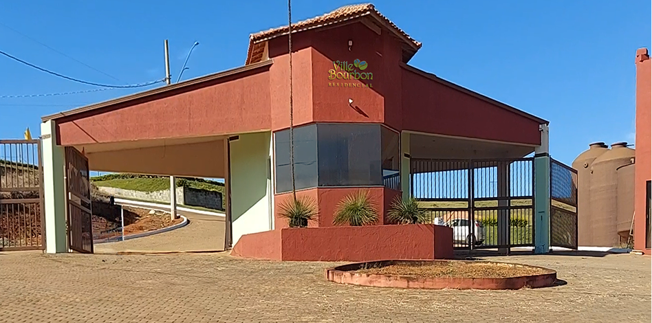 Portal de entrada do Residencial Ville Bourbon com arquitetura moderna e paisagismo integrado